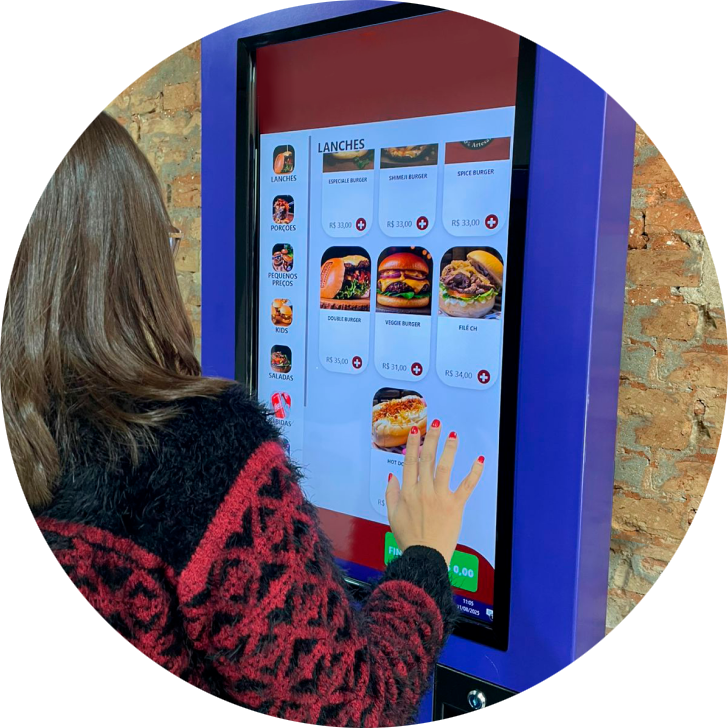 Pessoa interagindo com totem de autoatendimento
